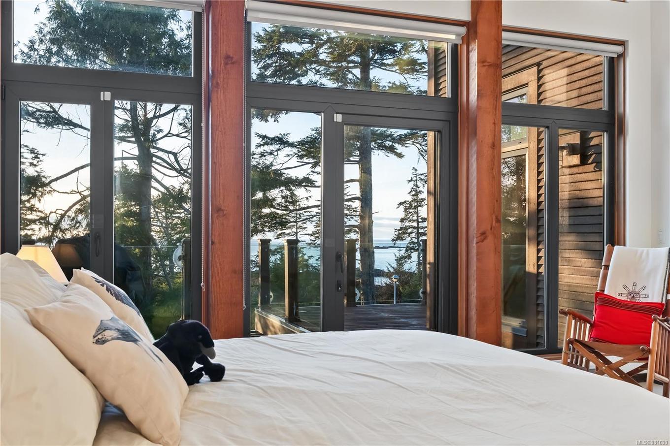 212-515 Marine Dr, Ucluelet, BC - Indoor Photo Showing Bedroom