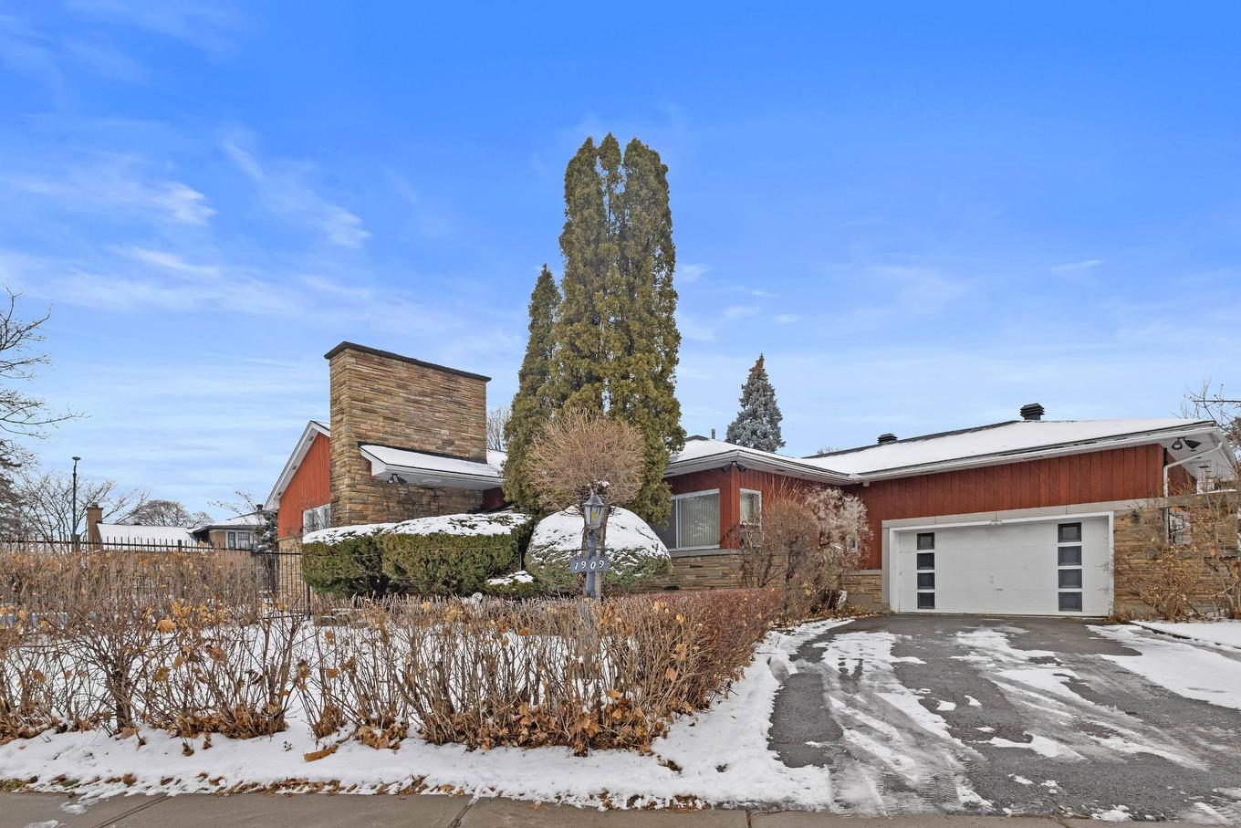 Façade - 1909 Crois. Surrey, Mont-Royal, QC - Outdoor