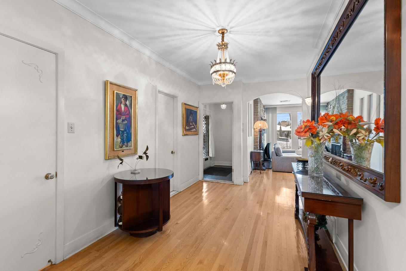 Hall d'entrée/Vestibule - 1909 Crois. Surrey, Mont-Royal, QC - Indoor Photo Showing Other Room