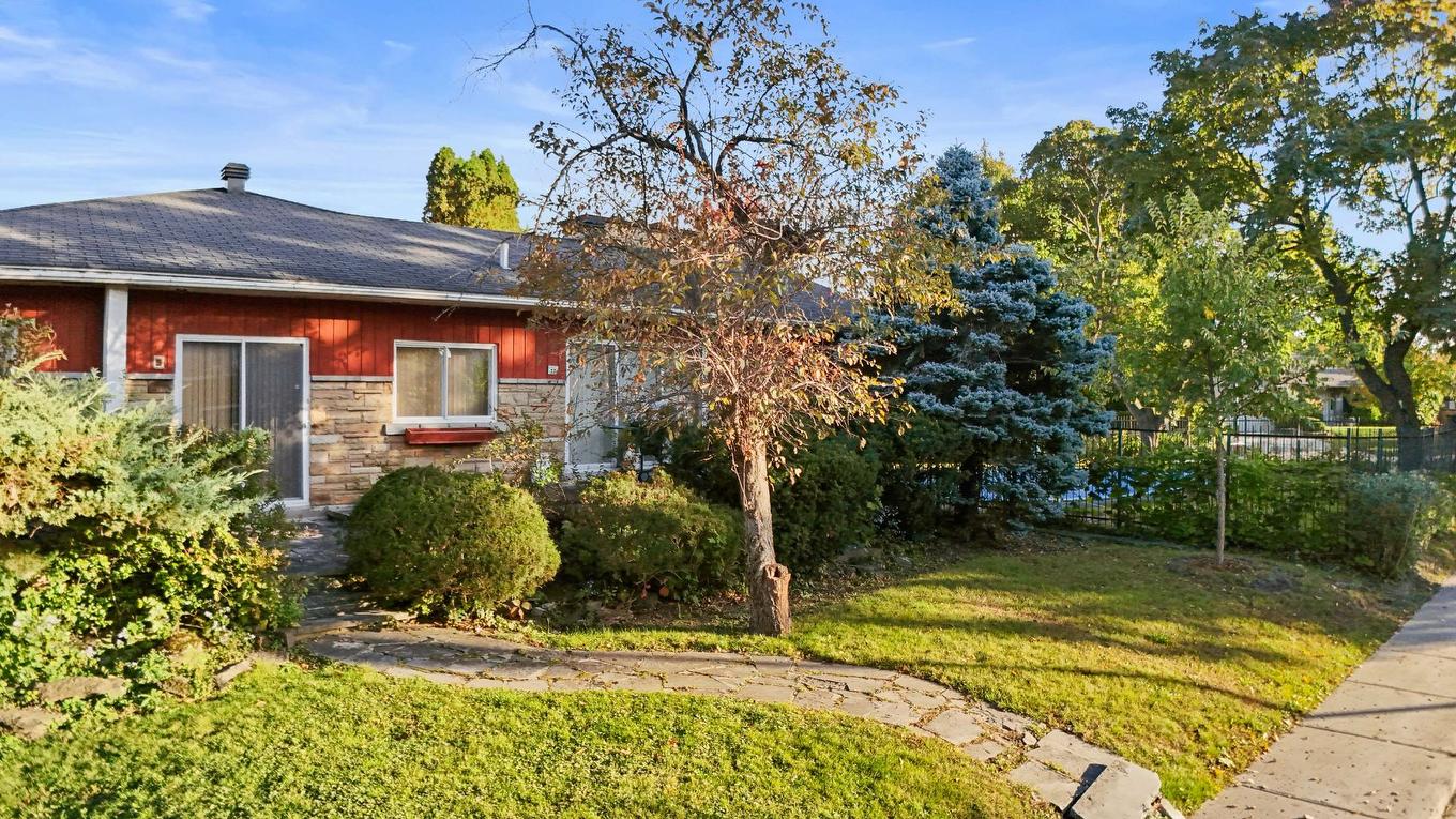 Extérieur - 1909 Crois. Surrey, Mont-Royal, QC - Outdoor