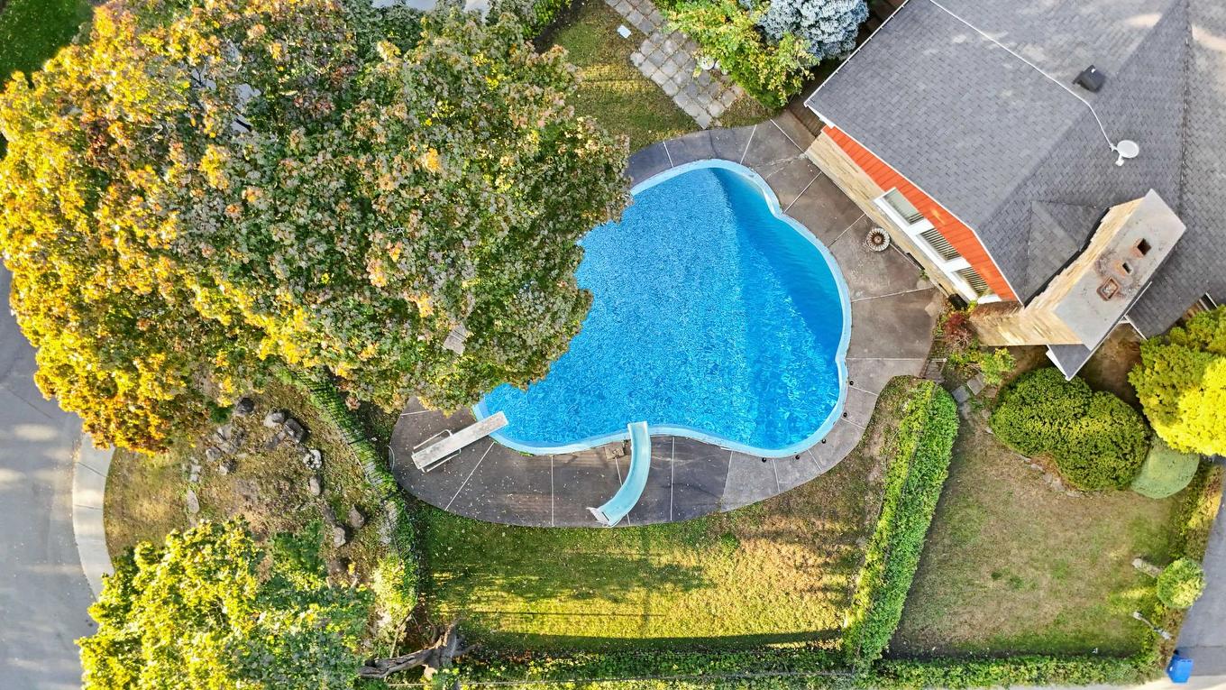 Photo aérienne - 1909 Crois. Surrey, Mont-Royal, QC - Outdoor With In Ground Pool With View