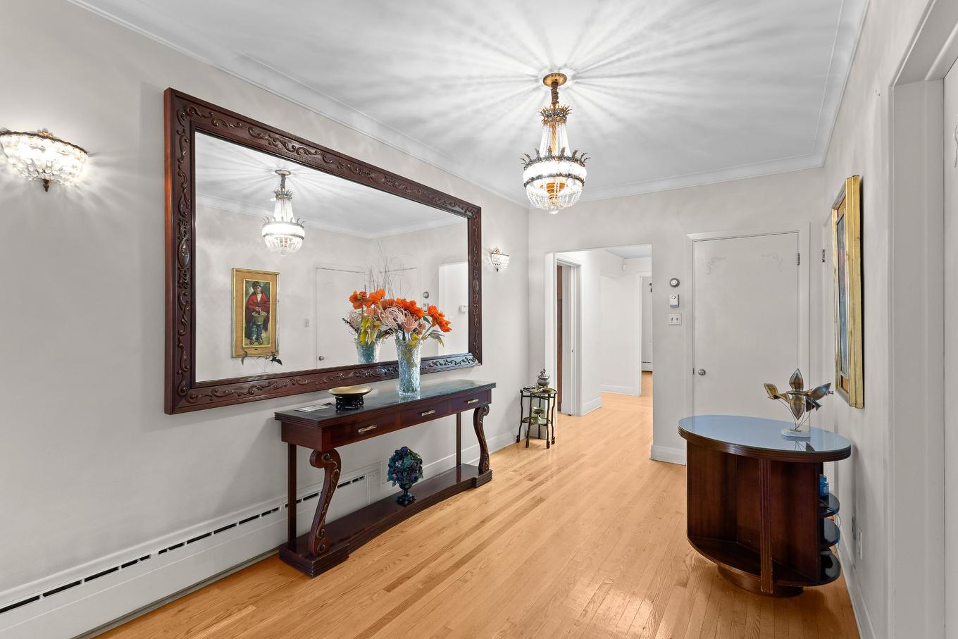 Hall d'entrée/Vestibule - 1909 Crois. Surrey, Mont-Royal, QC - Indoor Photo Showing Other Room