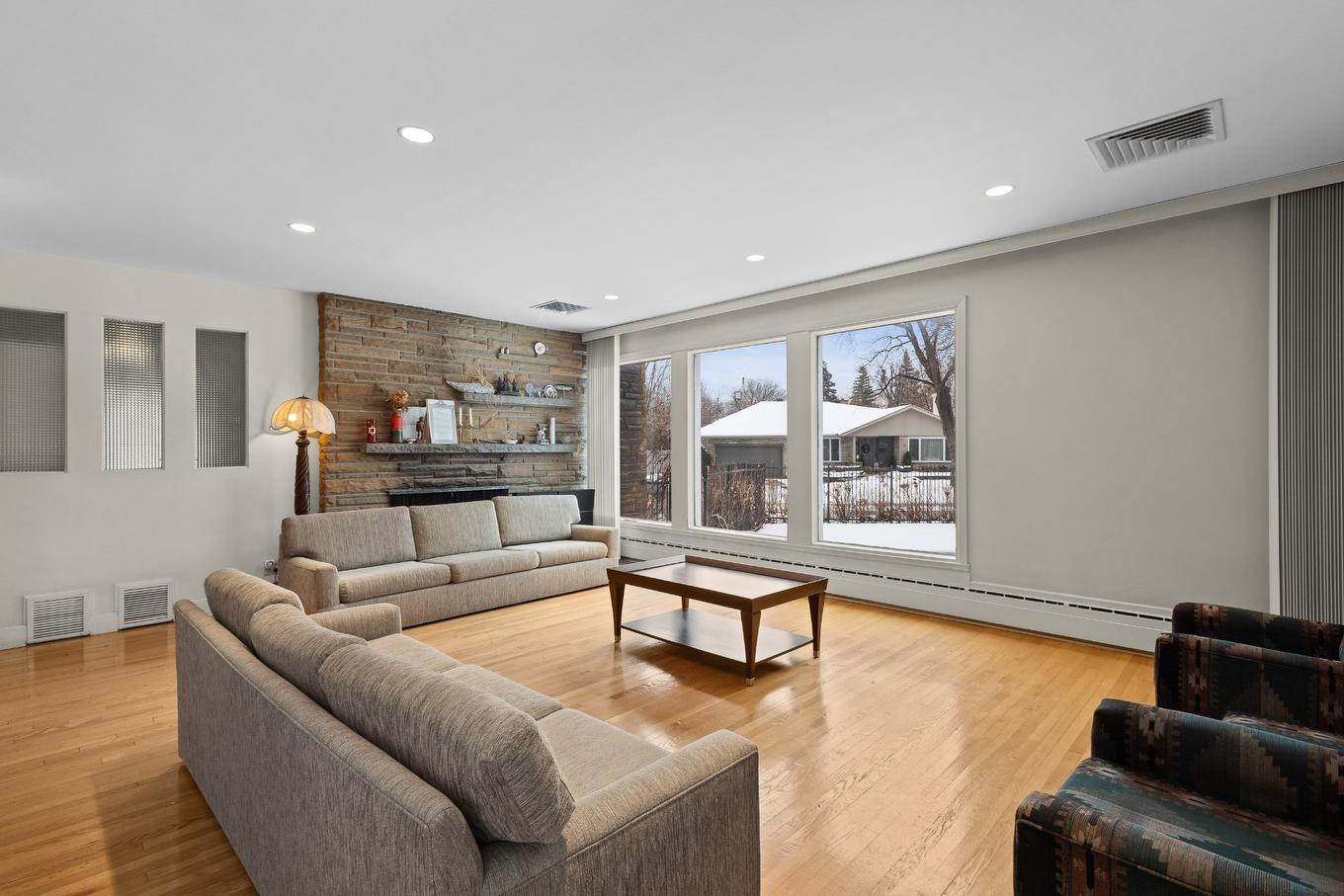 Salon - 1909 Crois. Surrey, Mont-Royal, QC - Indoor Photo Showing Living Room