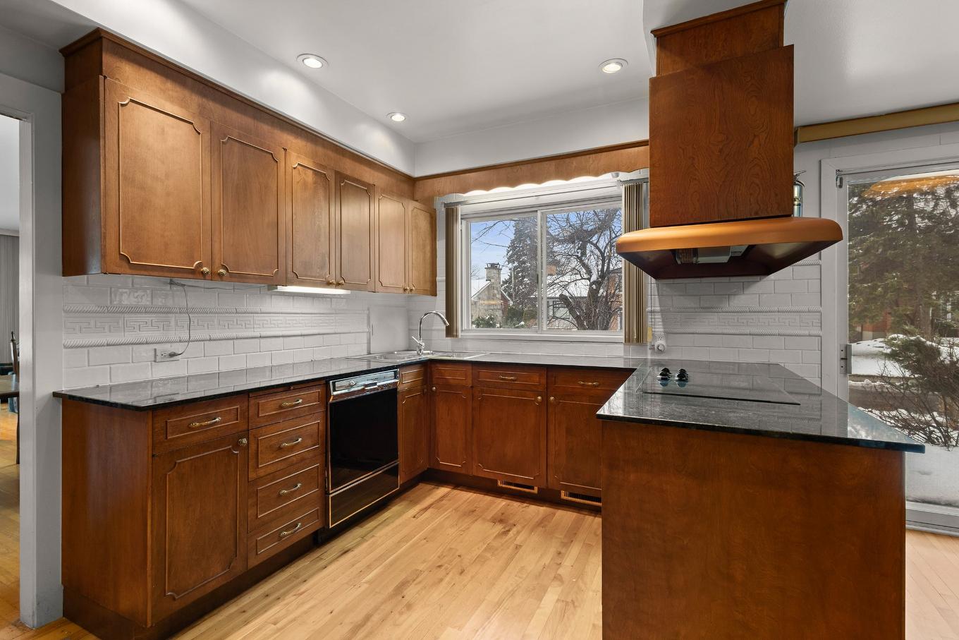 Cuisine - 1909 Crois. Surrey, Mont-Royal, QC - Indoor Photo Showing Kitchen