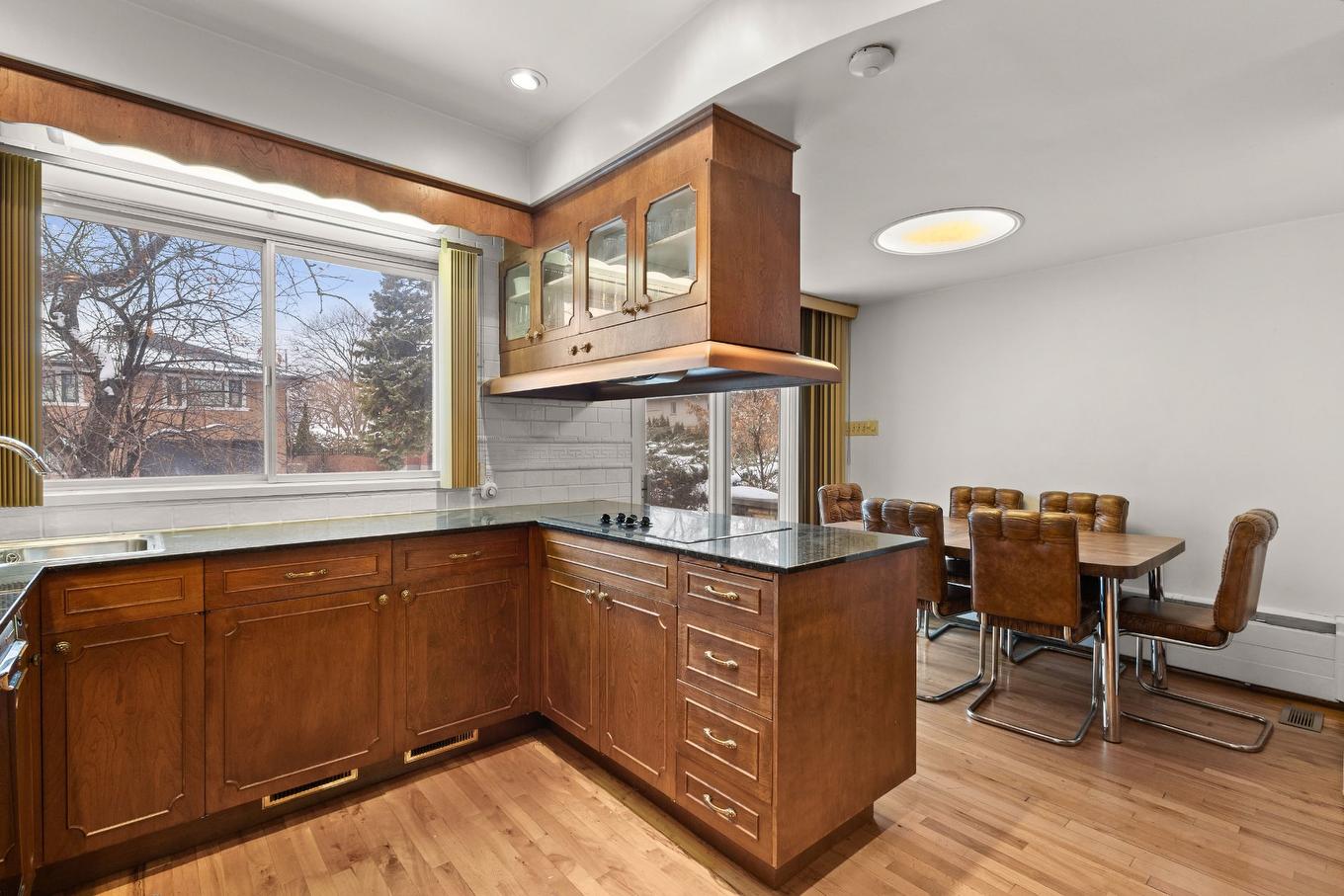 Cuisine - 1909 Crois. Surrey, Mont-Royal, QC - Indoor Photo Showing Kitchen