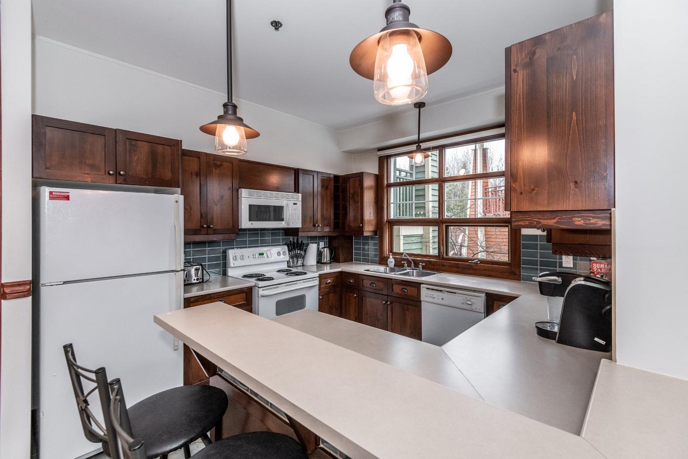 Kitchen - 2-209 Ch. Des Quatre-Sommets, Mont-Tremblant, QC - Indoor Photo Showing Kitchen With Double Sink