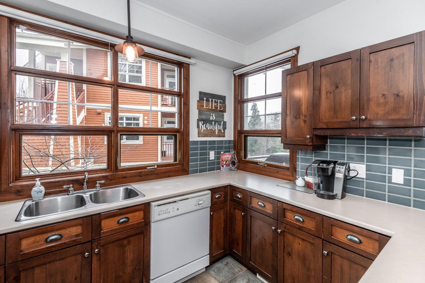 Kitchen - 2-209 Ch. Des Quatre-Sommets, Mont-Tremblant, QC - Indoor Photo Showing Kitchen With Double Sink