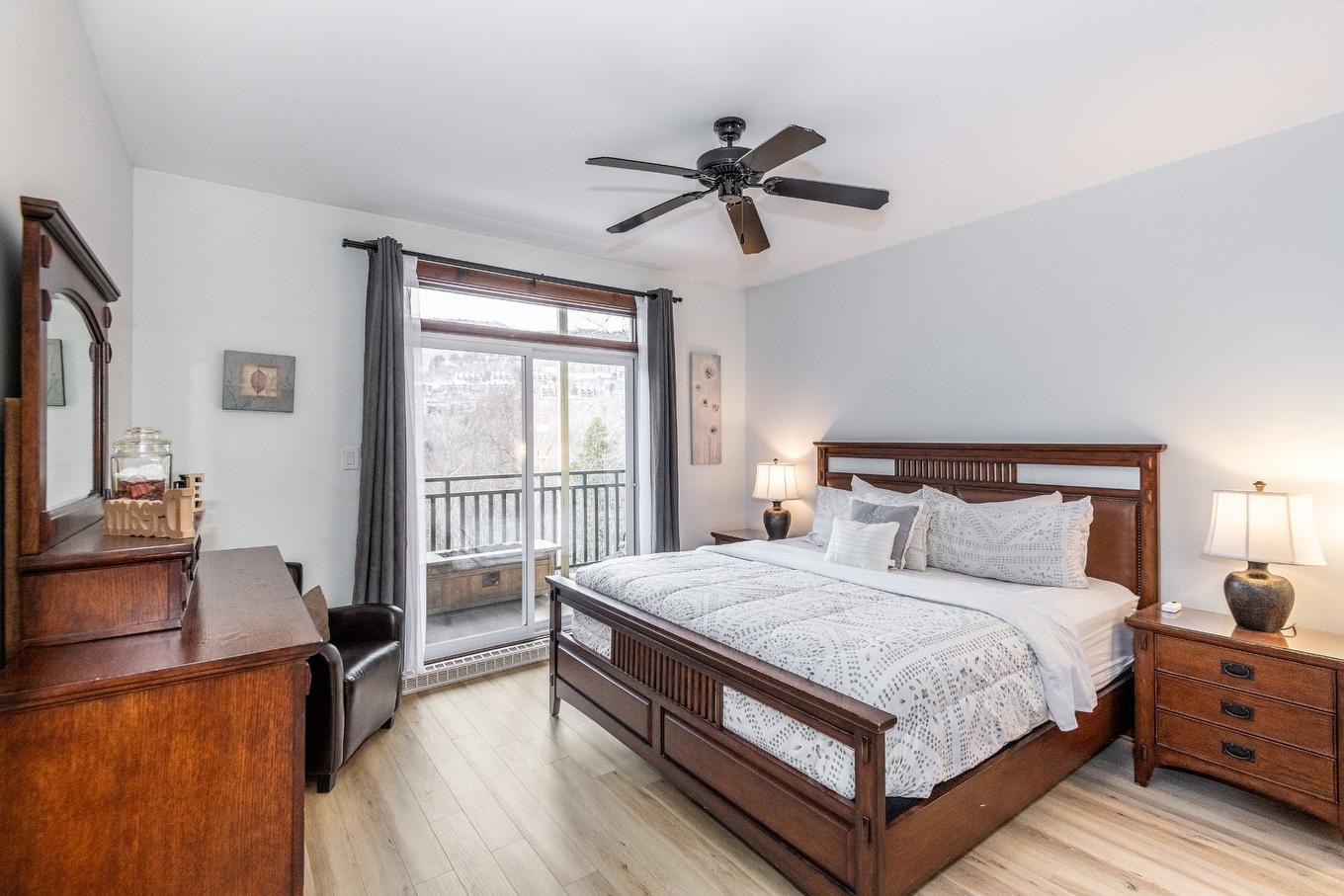 Master bedroom - 2-209 Ch. Des Quatre-Sommets, Mont-Tremblant, QC - Indoor Photo Showing Bedroom