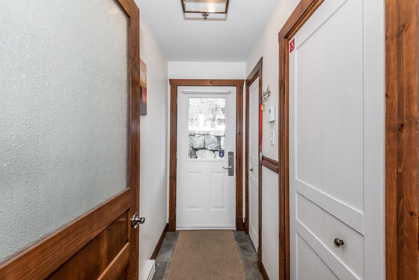 Hall - 2-209 Ch. Des Quatre-Sommets, Mont-Tremblant, QC - Indoor Photo Showing Other Room