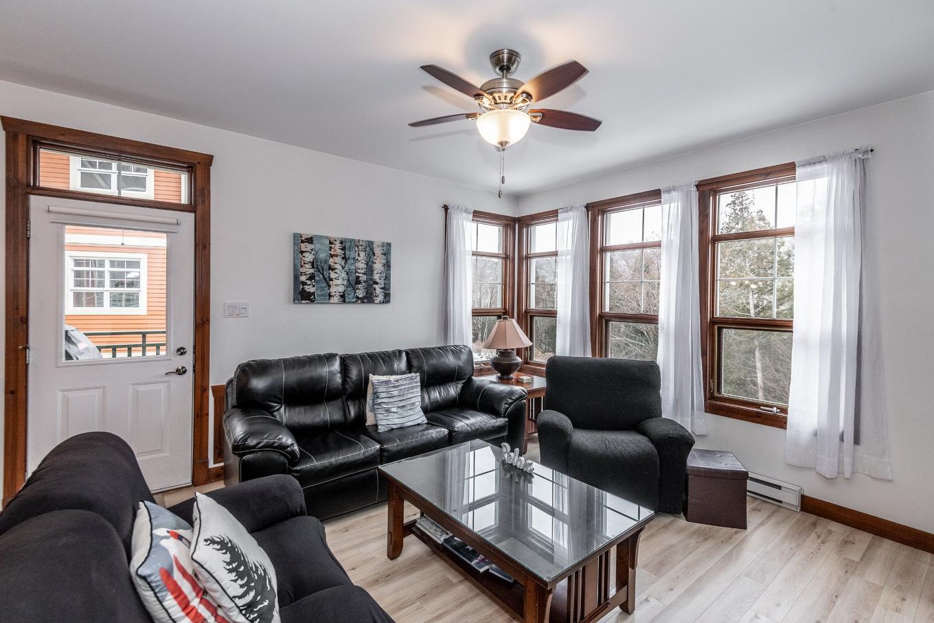Living room - 2-209 Ch. Des Quatre-Sommets, Mont-Tremblant, QC - Indoor Photo Showing Living Room