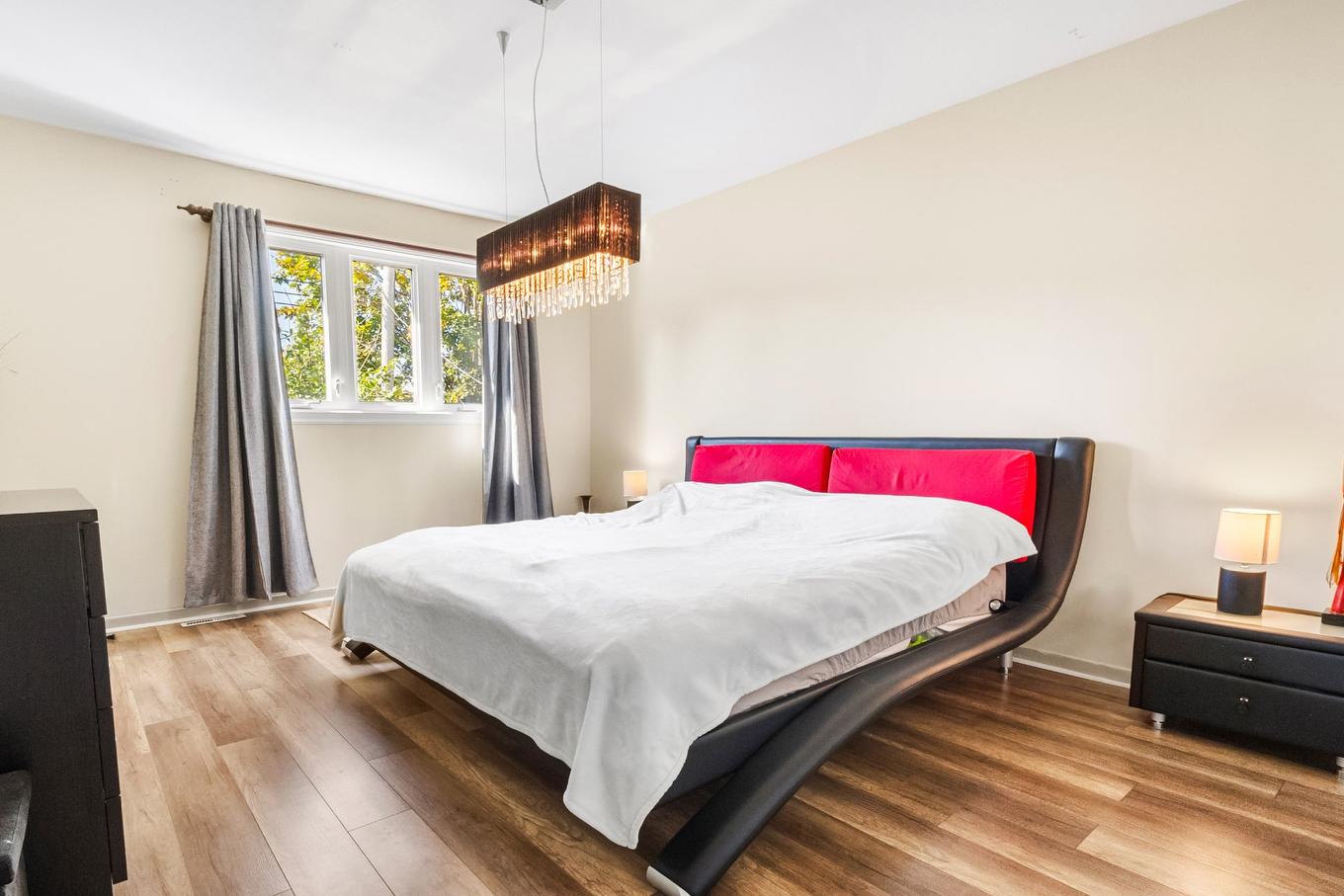 Master bedroom - 233 Rue Autumn, Dollard-Des-Ormeaux, QC - Indoor Photo Showing Bedroom