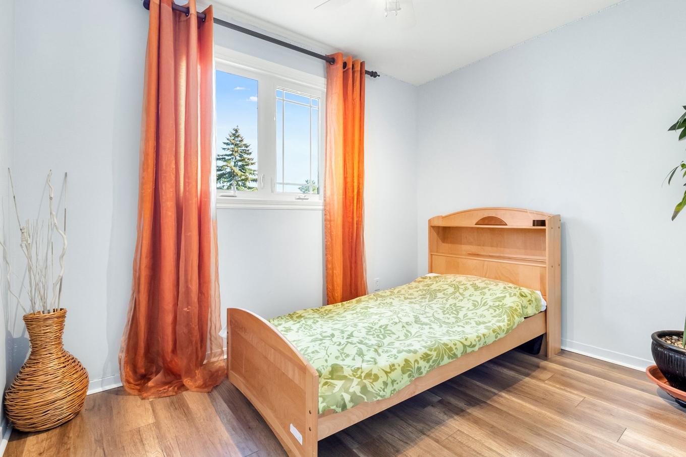 Bathroom - 233 Rue Autumn, Dollard-Des-Ormeaux, QC - Indoor Photo Showing Bedroom