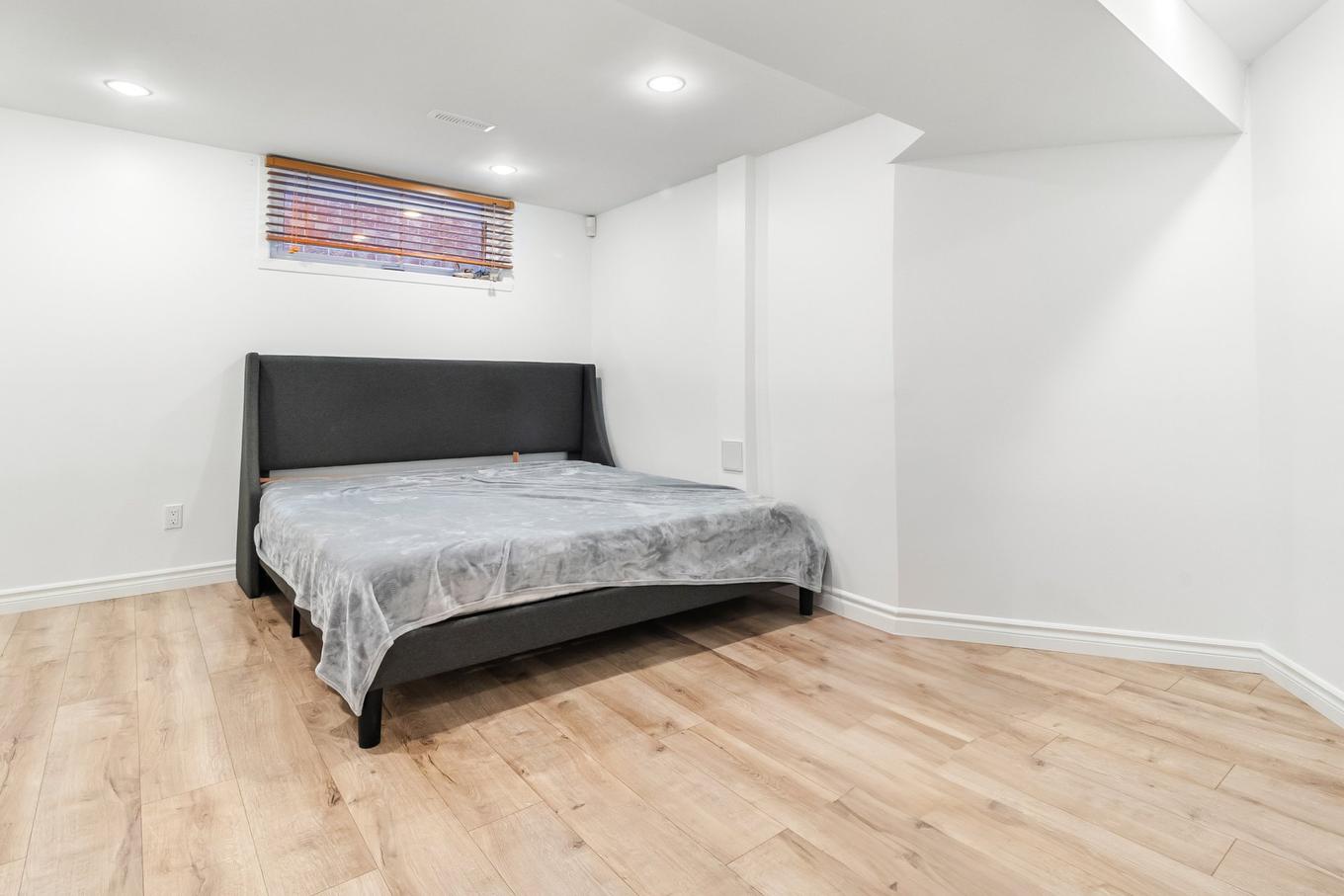 Bathroom - 233 Rue Autumn, Dollard-Des-Ormeaux, QC - Indoor Photo Showing Bedroom