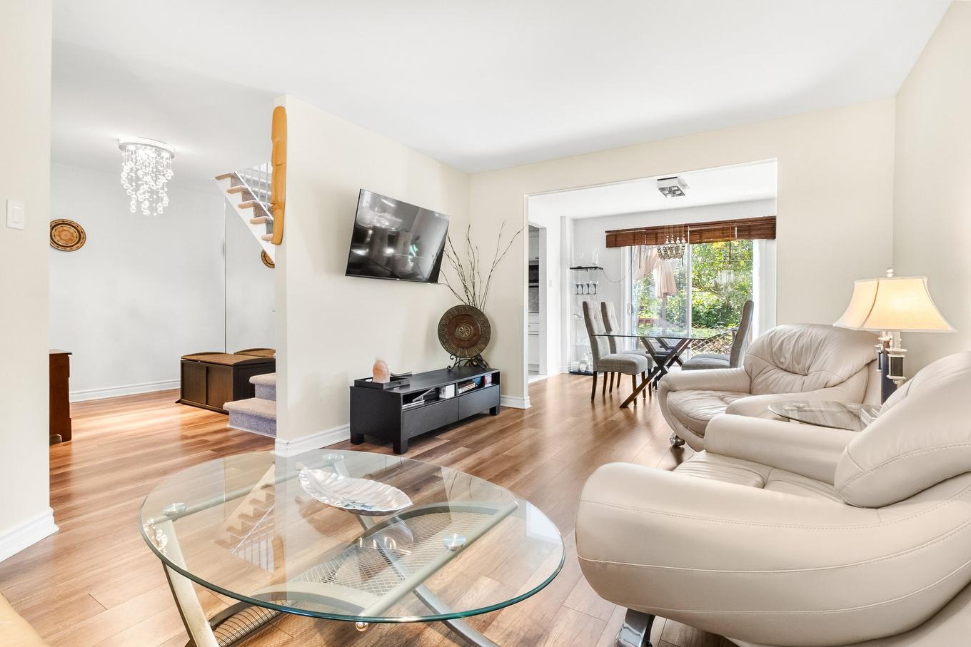 Living room - 233 Rue Autumn, Dollard-Des-Ormeaux, QC - Indoor Photo Showing Living Room