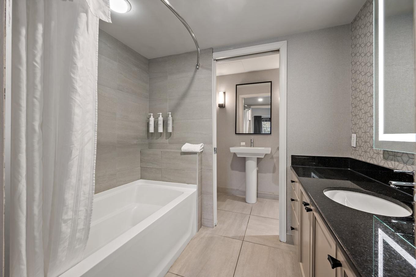 Bathroom - 208-3035 Ch. De La Chapelle, Mont-Tremblant, QC - Indoor Photo Showing Bathroom