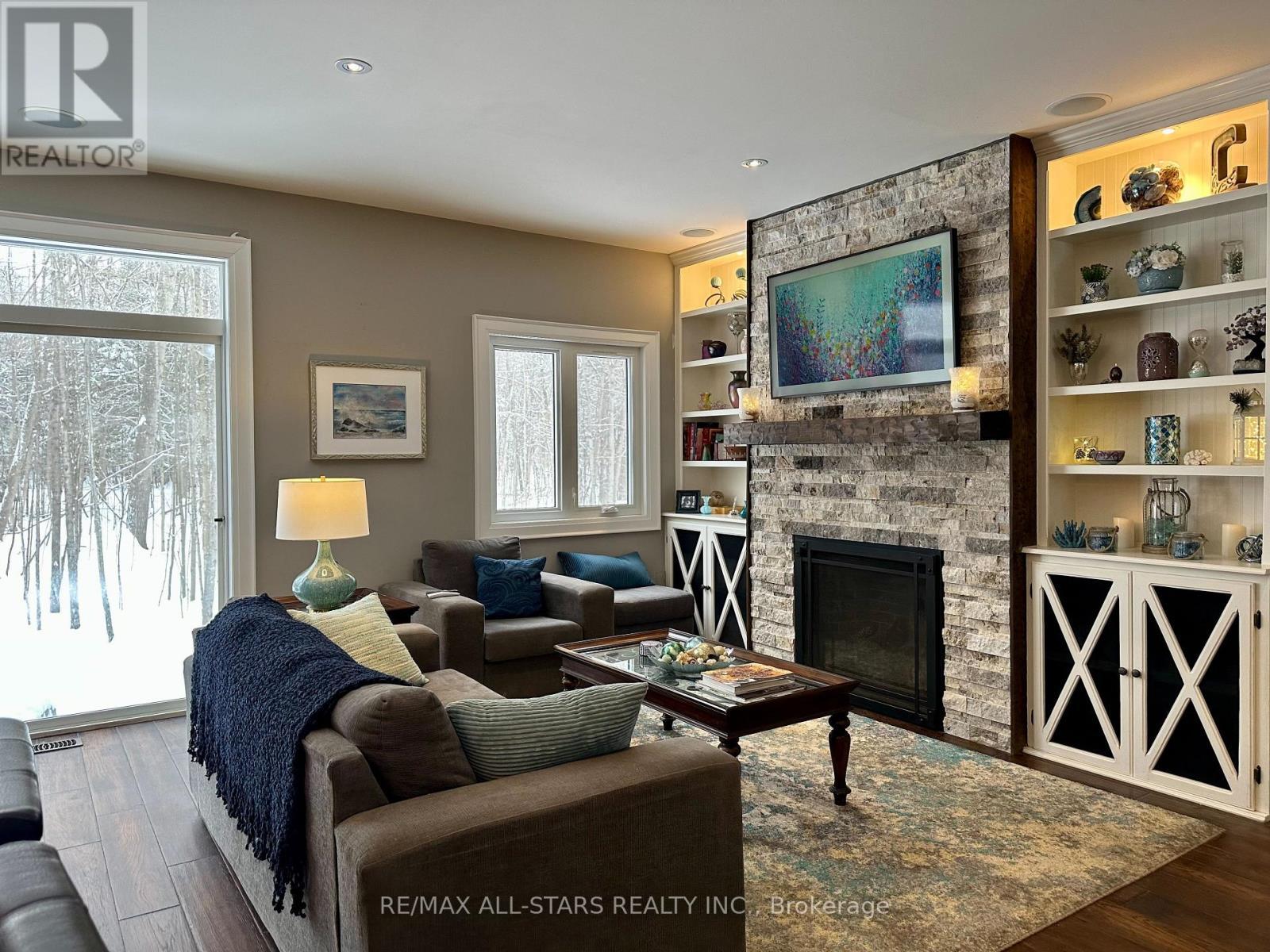 316 1/2 Riverside Drive, Kawartha Lakes (Bobcaygeon), ON - Indoor Photo Showing Living Room With Fireplace