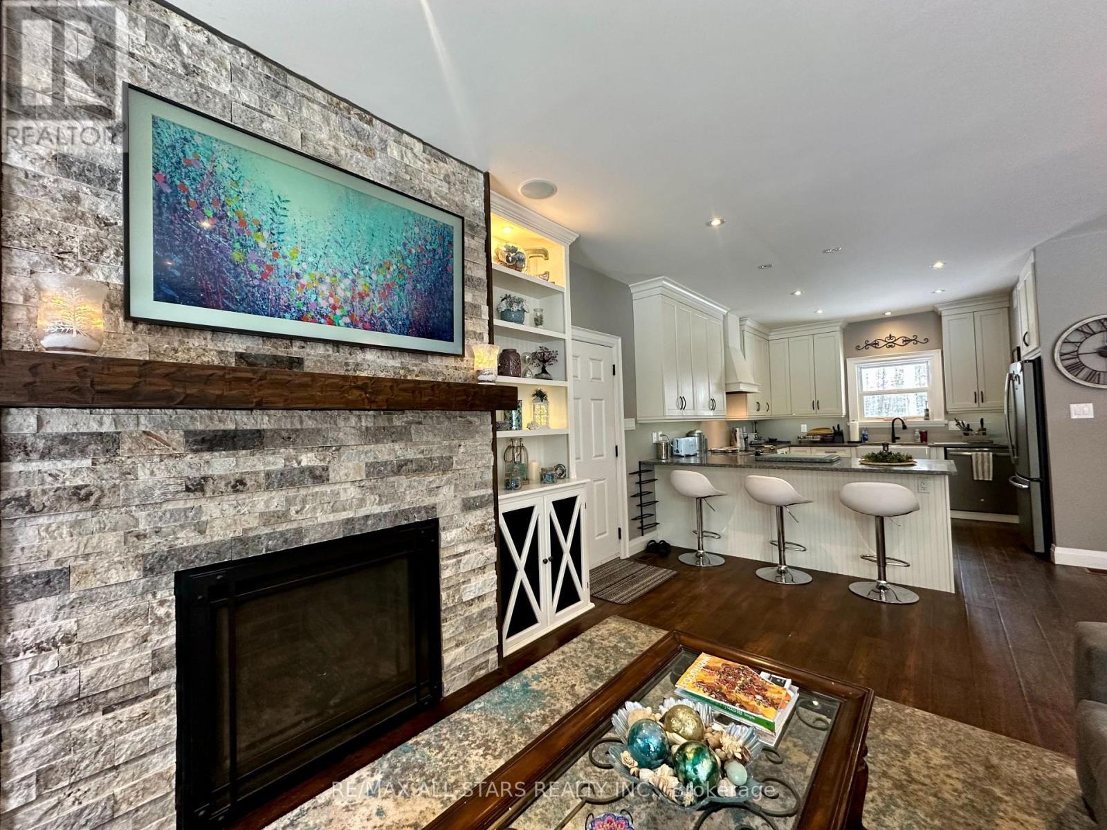 316 1/2 Riverside Drive, Kawartha Lakes (Bobcaygeon), ON - Indoor Photo Showing Living Room With Fireplace