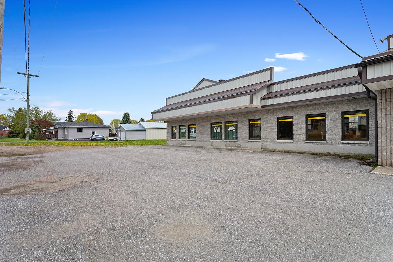 Frontage - 32 - 34 Av. Victoria, Shawville, QC - Outdoor
