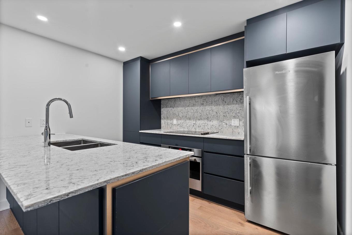 Kitchen - 105-5505 Boul. Du Quartier, Brossard, QC - Indoor Photo Showing Kitchen With Double Sink With Upgraded Kitchen