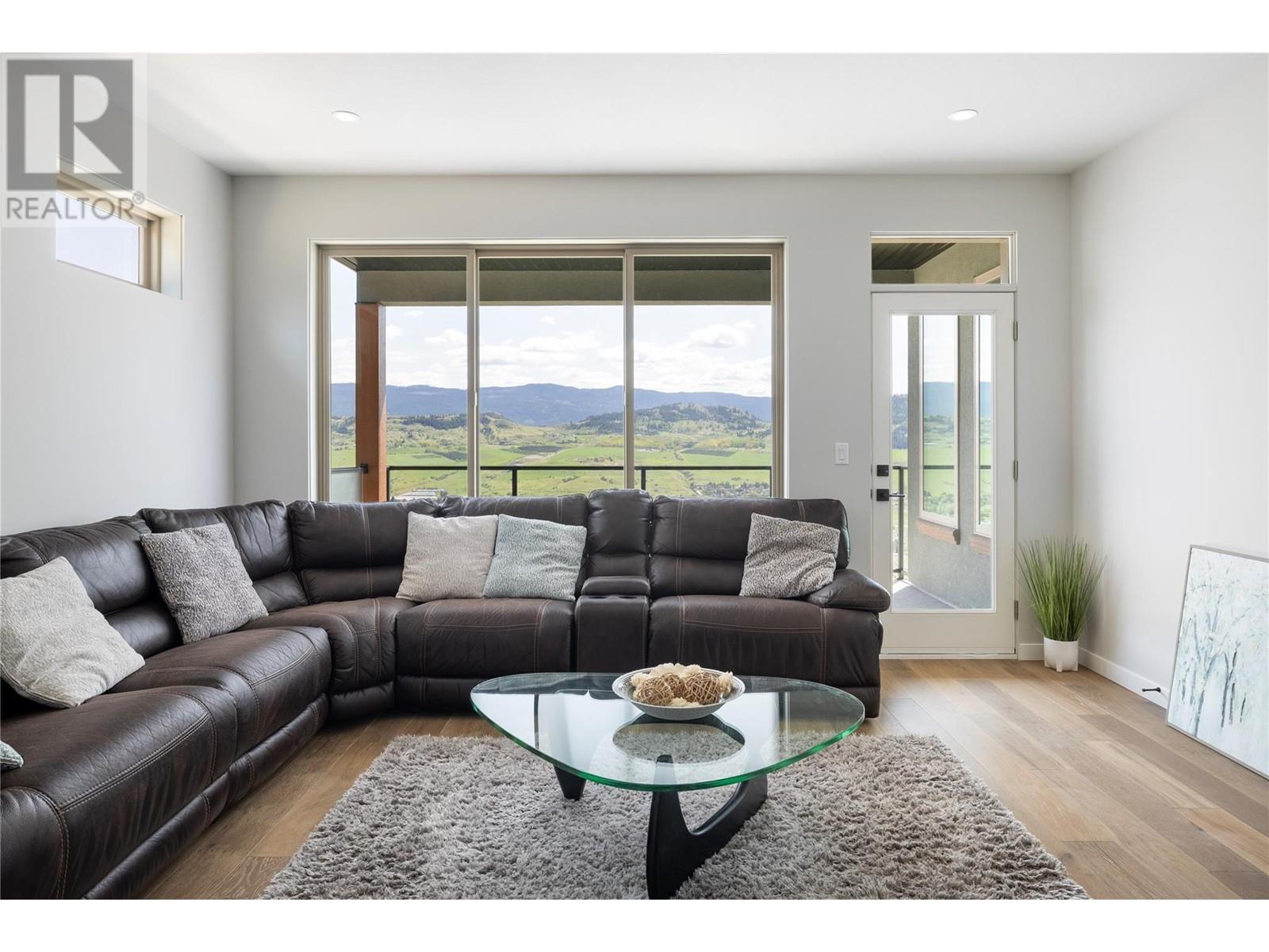 595 Vineyard Way N Unit# 9, Vernon, BC - Indoor Photo Showing Living Room