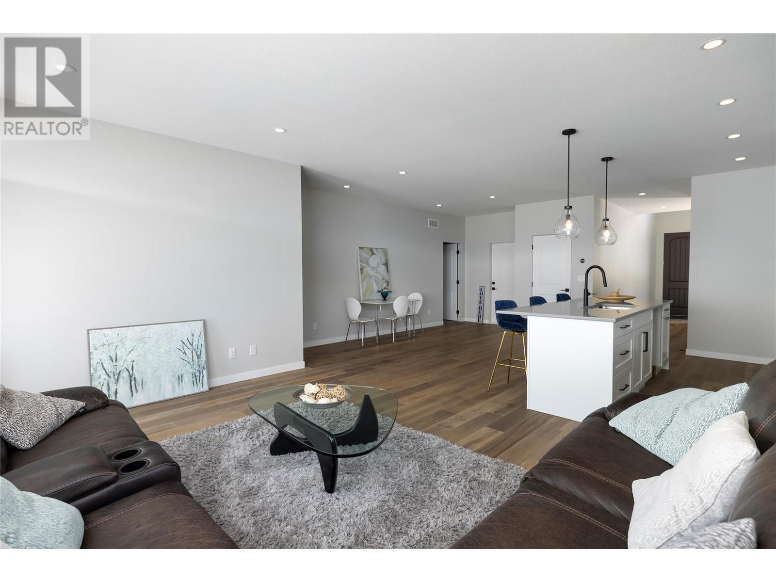 595 Vineyard Way N Unit# 9, Vernon, BC - Indoor Photo Showing Living Room