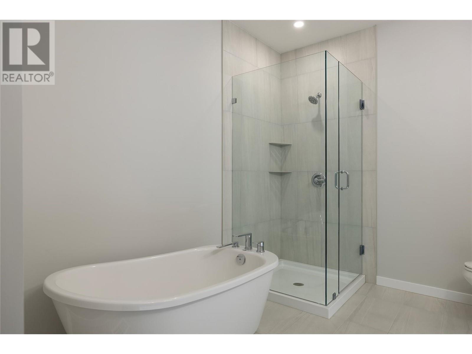 595 Vineyard Way N Unit# 9, Vernon, BC - Indoor Photo Showing Bathroom