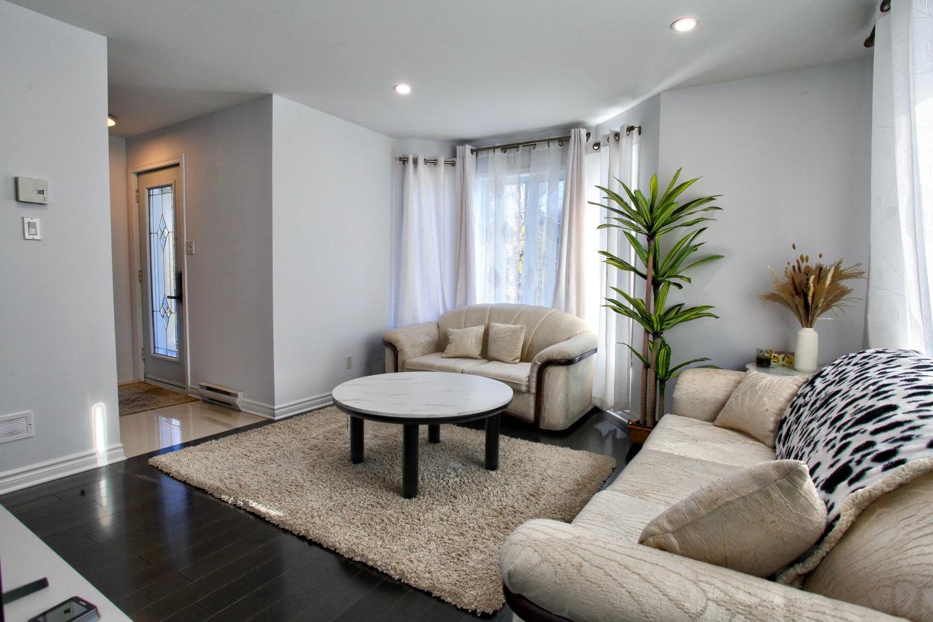 Salon - 9040 Boul. Marie-Victorin, Brossard, QC - Indoor