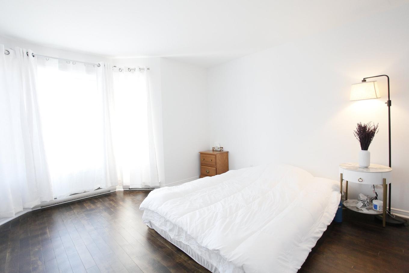 Chambre à coucher - 9040 Boul. Marie-Victorin, Brossard, QC - Indoor Photo Showing Bedroom