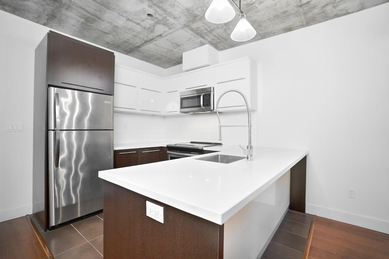 Kitchen - 806-1199 Rue Bishop, Montréal (Ville-Marie), QC - Indoor Photo Showing Kitchen With Stainless Steel Kitchen With Upgraded Kitchen