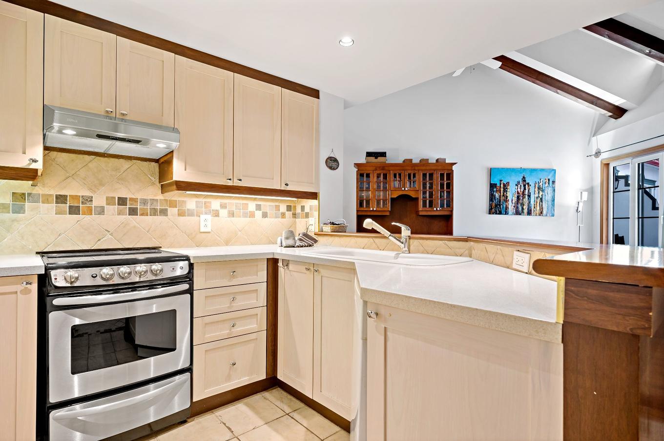 Kitchen - 414/M514-118 Ch. De Kandahar, Mont-Tremblant, QC - Indoor Photo Showing Kitchen With Double Sink