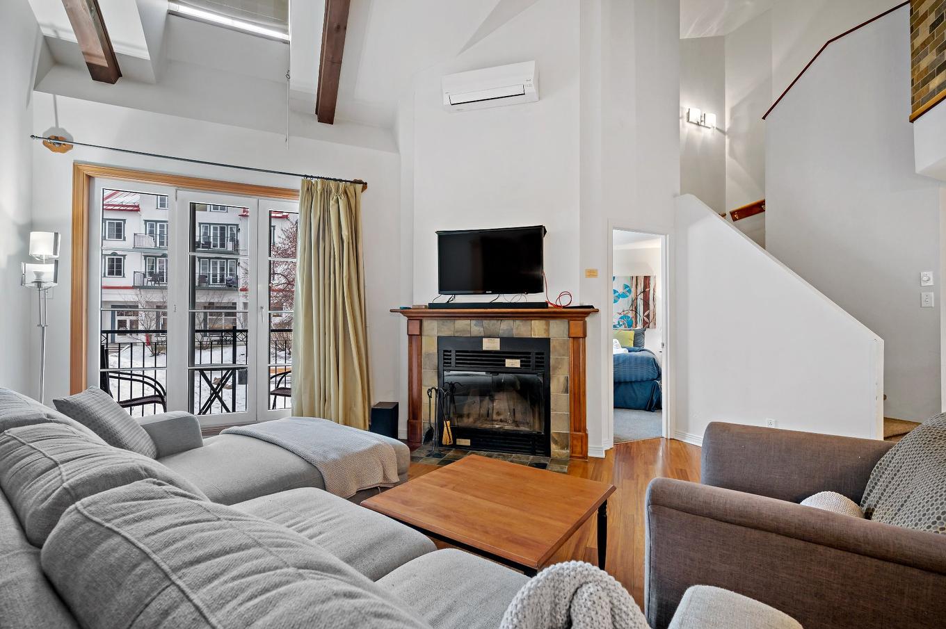 Living room - 414/M514-118 Ch. De Kandahar, Mont-Tremblant, QC - Indoor Photo Showing Living Room With Fireplace