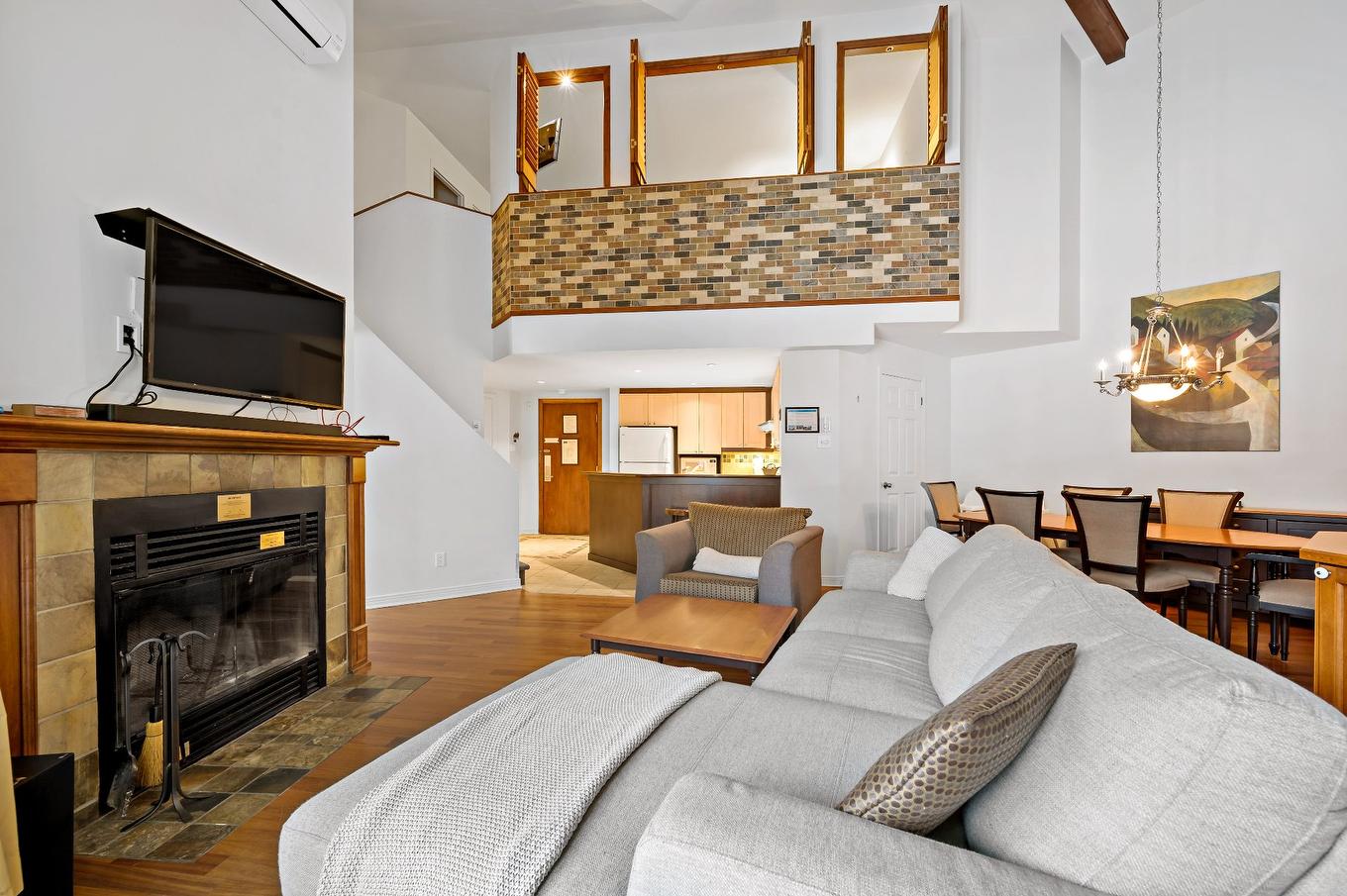 Living room - 414/M514-118 Ch. De Kandahar, Mont-Tremblant, QC - Indoor Photo Showing Living Room With Fireplace