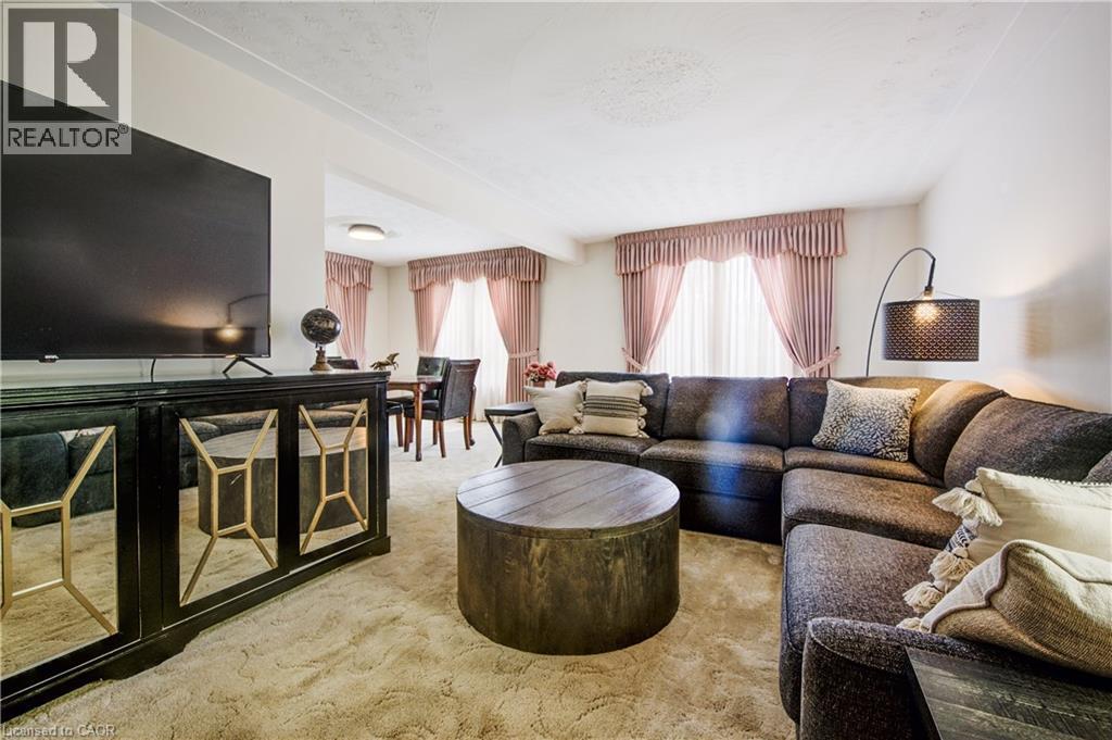 345 Governors Road E, Paris, ON - Indoor Photo Showing Living Room