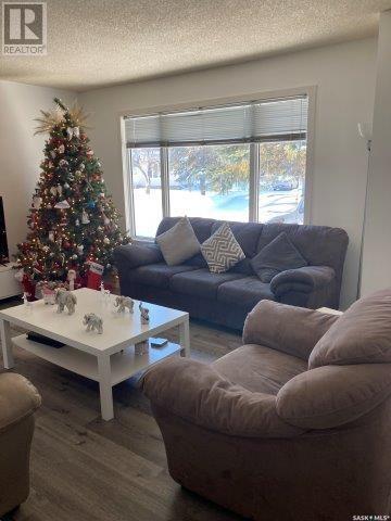 212 Fourth Street Ne, Ituna, SK - Indoor Photo Showing Living Room