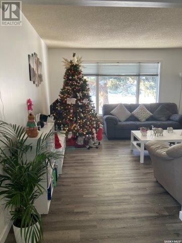 212 Fourth Street Ne, Ituna, SK - Indoor Photo Showing Living Room