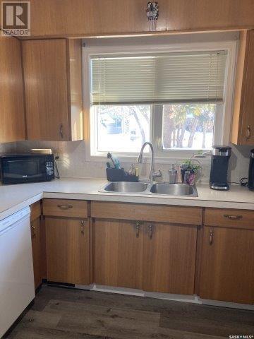 212 Fourth Street Ne, Ituna, SK - Indoor Photo Showing Kitchen With Double Sink