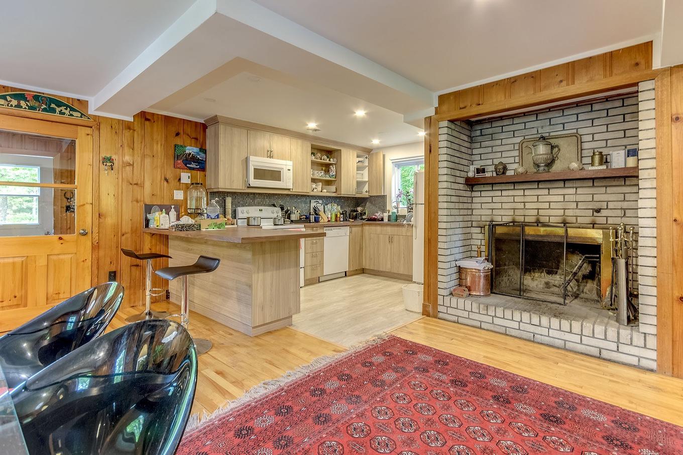 Overall view - 14 Rue Highland, Sutton, QC - Indoor Photo Showing Living Room With Fireplace