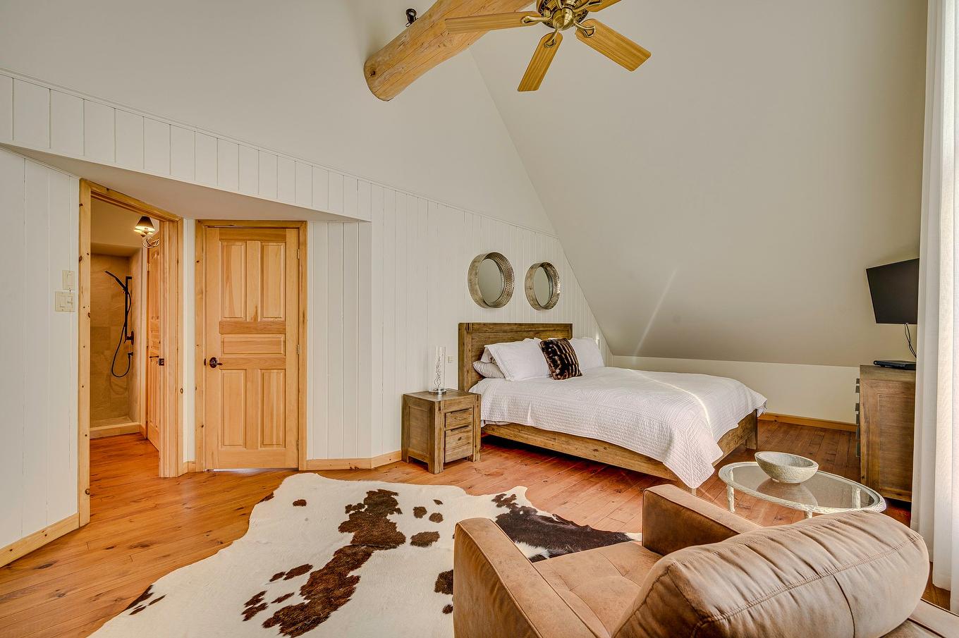 Primary bedroom - 105 Ch. Des Ancêtres, Mont-Tremblant, QC - Indoor Photo Showing Bedroom