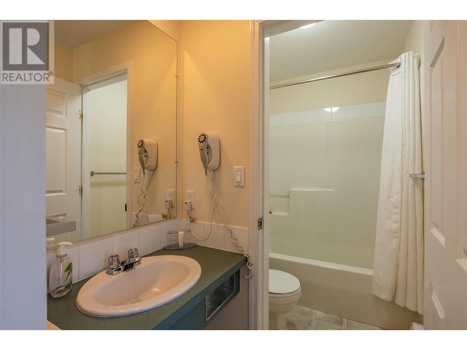 Motel Bathroom - 6203 Willow Avenue, Summerland, BC