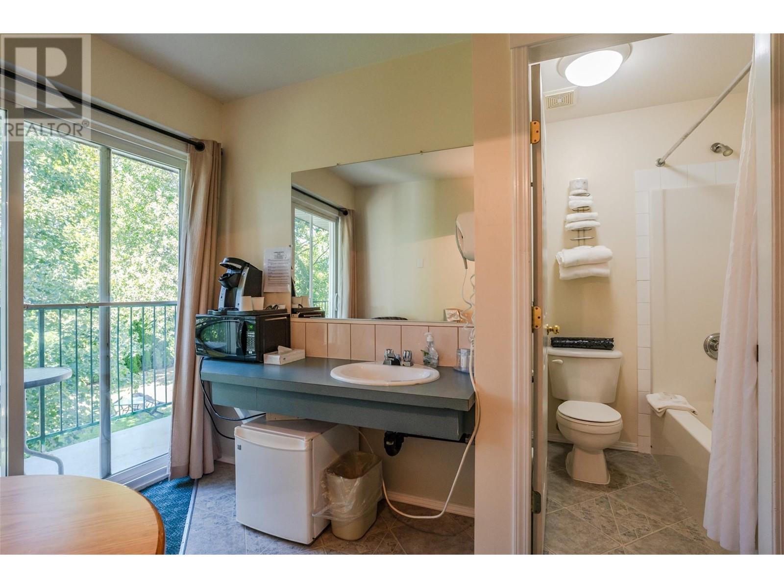 Motel Bathroom - 6203 Willow Avenue, Summerland, BC