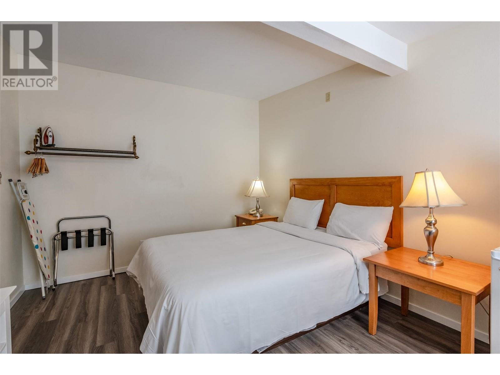 Motel Room - 6203 Willow Avenue, Summerland, BC