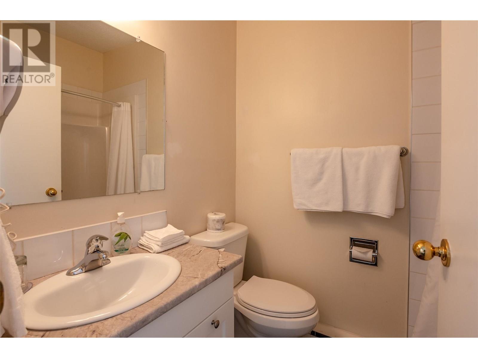 Motel Bathroom - 6203 Willow Avenue, Summerland, BC