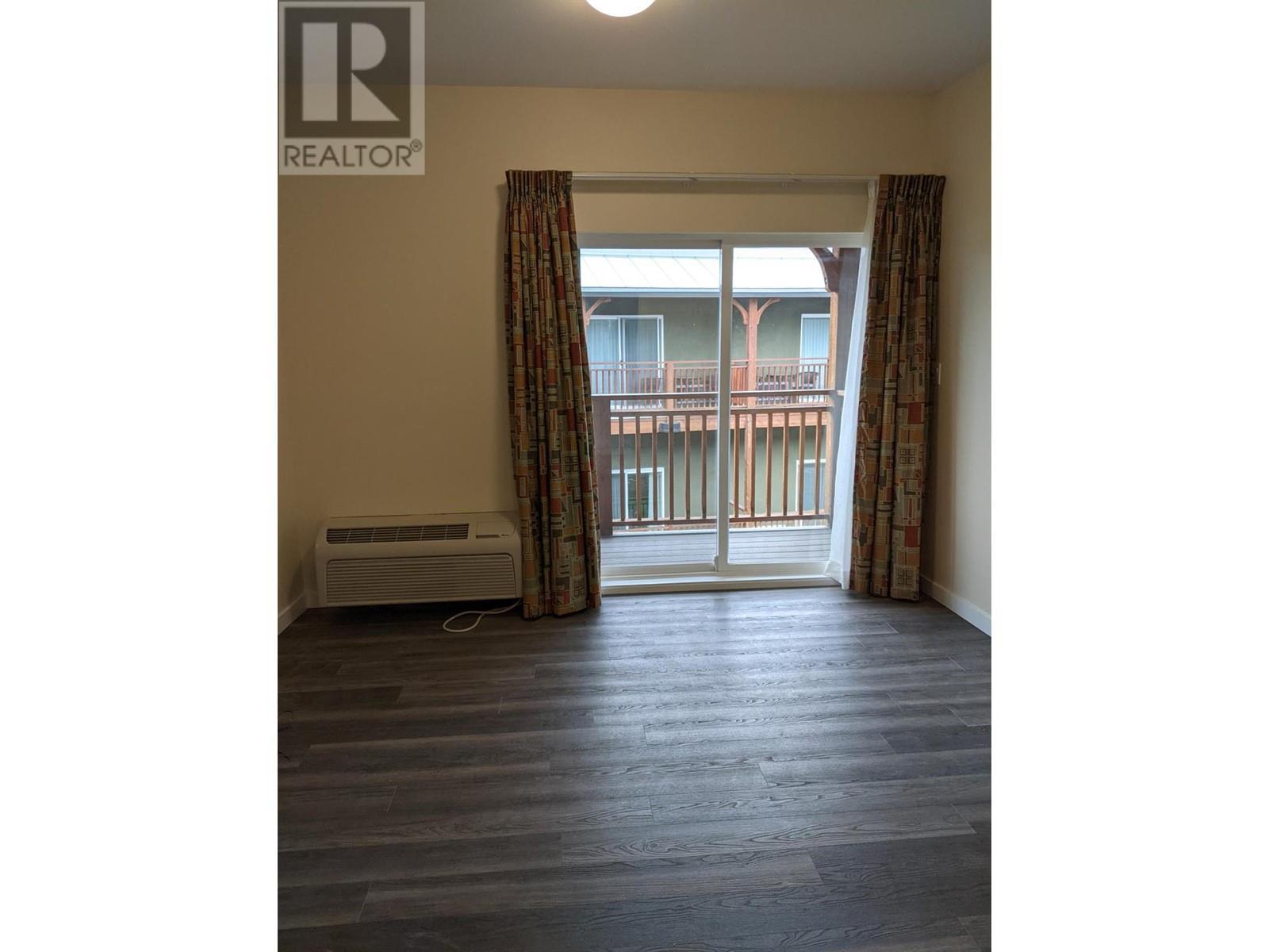 Apartment - 6203 Willow Avenue, Summerland, BC