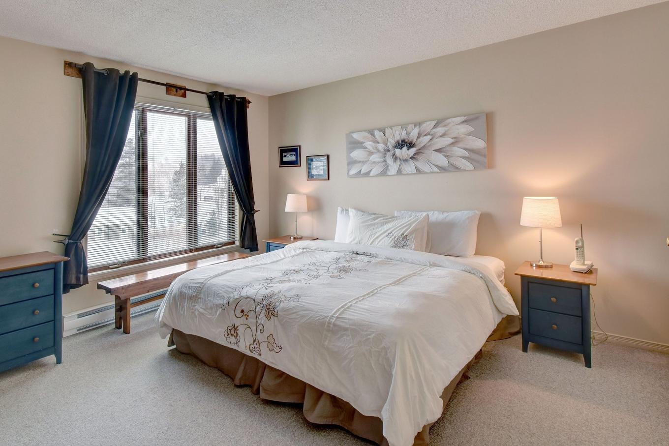 Master bedroom - 1-142 Rue Pinoteau, Mont-Tremblant, QC - Indoor Photo Showing Bedroom