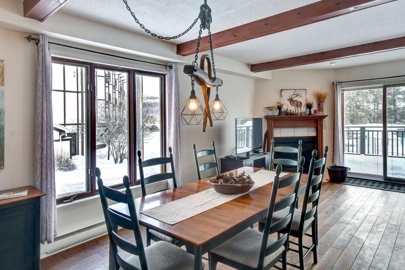 Dining room - 1-142 Rue Pinoteau, Mont-Tremblant, QC - Indoor Photo Showing Dining Room With Fireplace