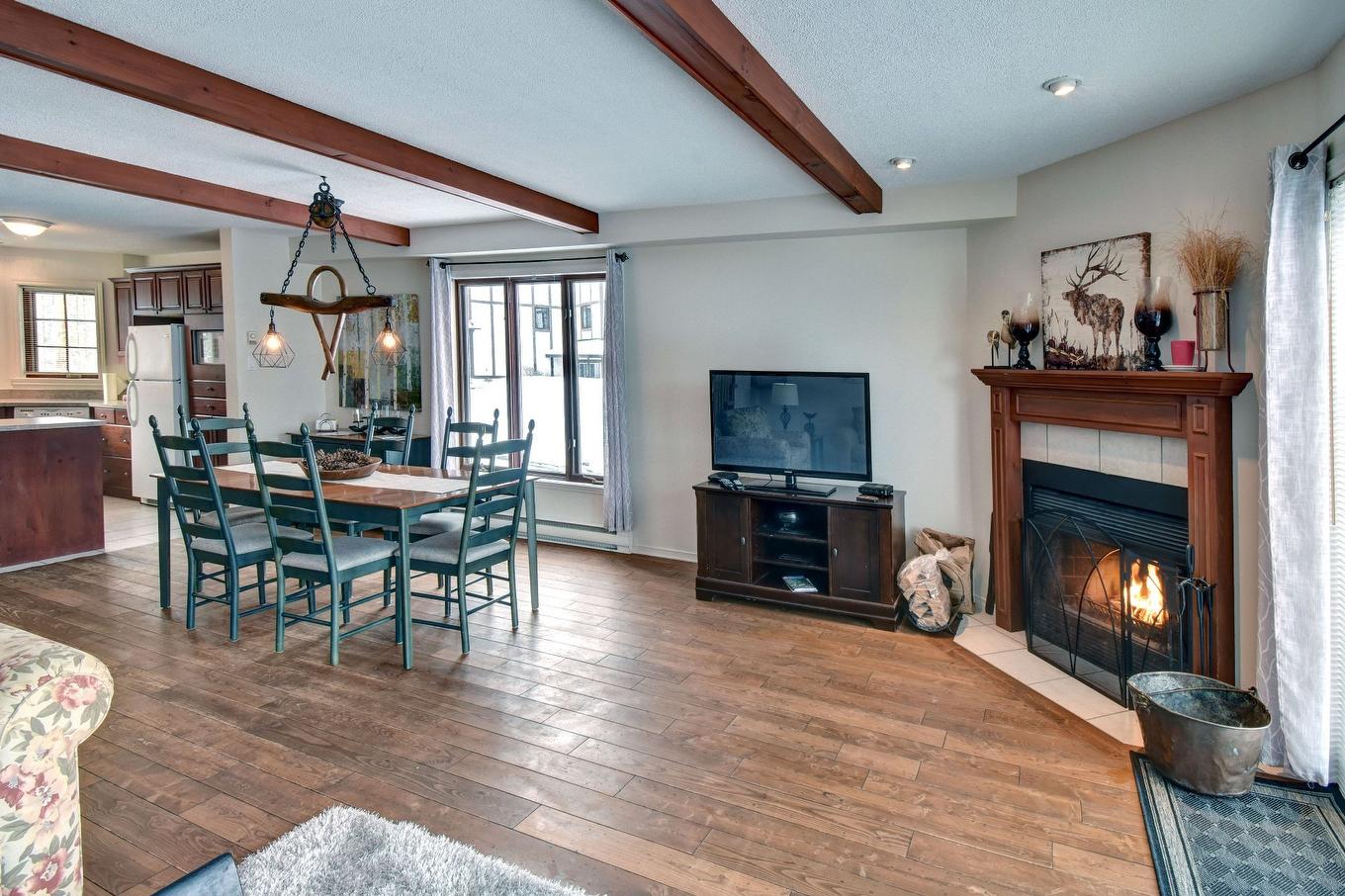 Overall view - 1-142 Rue Pinoteau, Mont-Tremblant, QC - Indoor Photo Showing Living Room With Fireplace