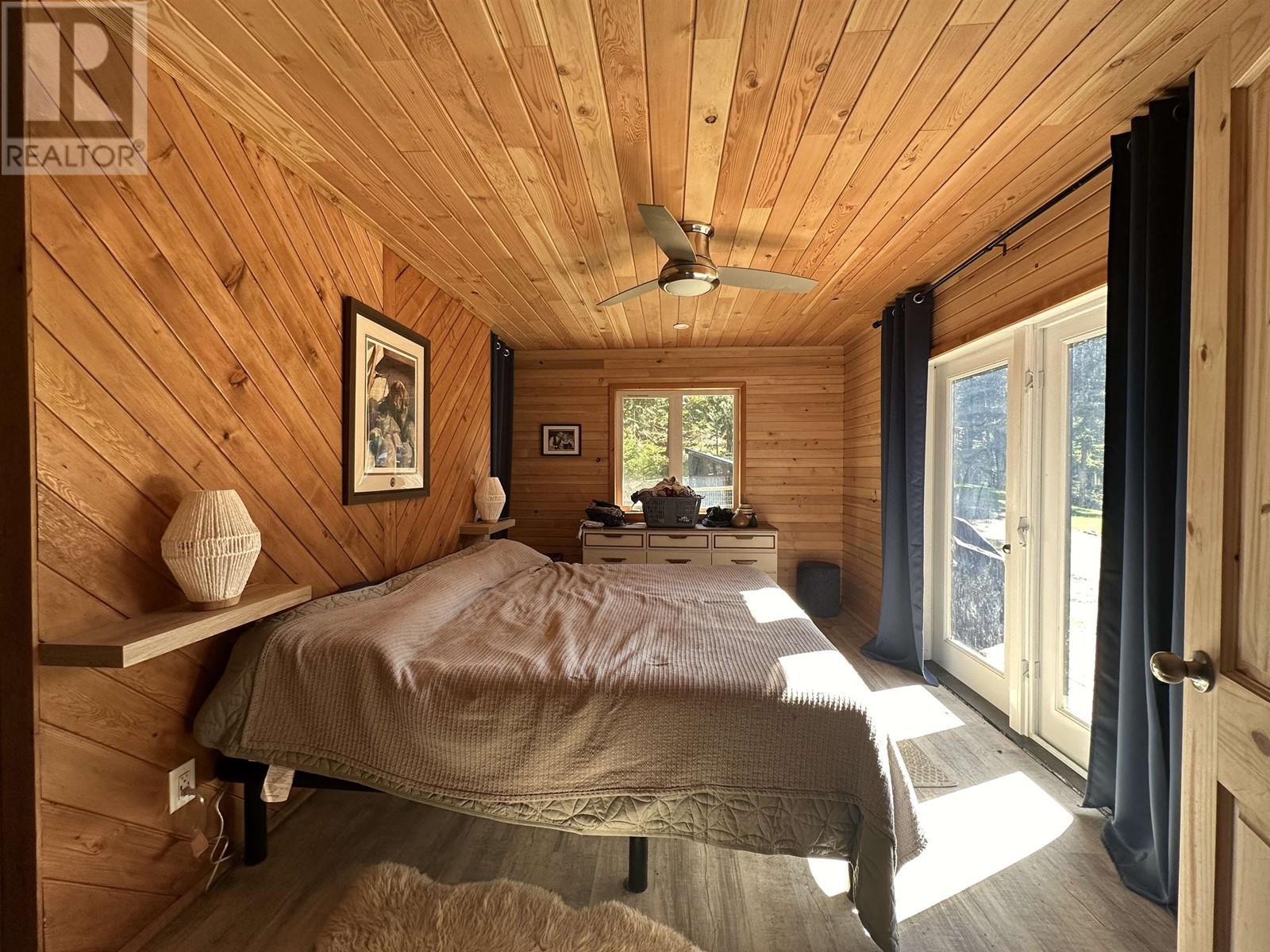 5973 Cedar Creek Road, Likely, BC - Indoor Photo Showing Bedroom