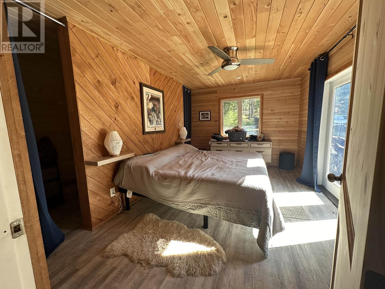 5973 Cedar Creek Road, Likely, BC - Indoor Photo Showing Bedroom