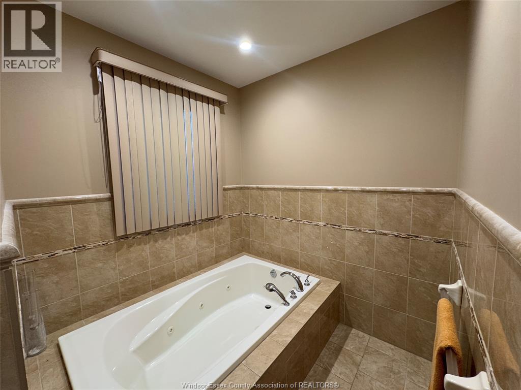 67 Theresa Trail, Leamington, ON - Indoor Photo Showing Bathroom