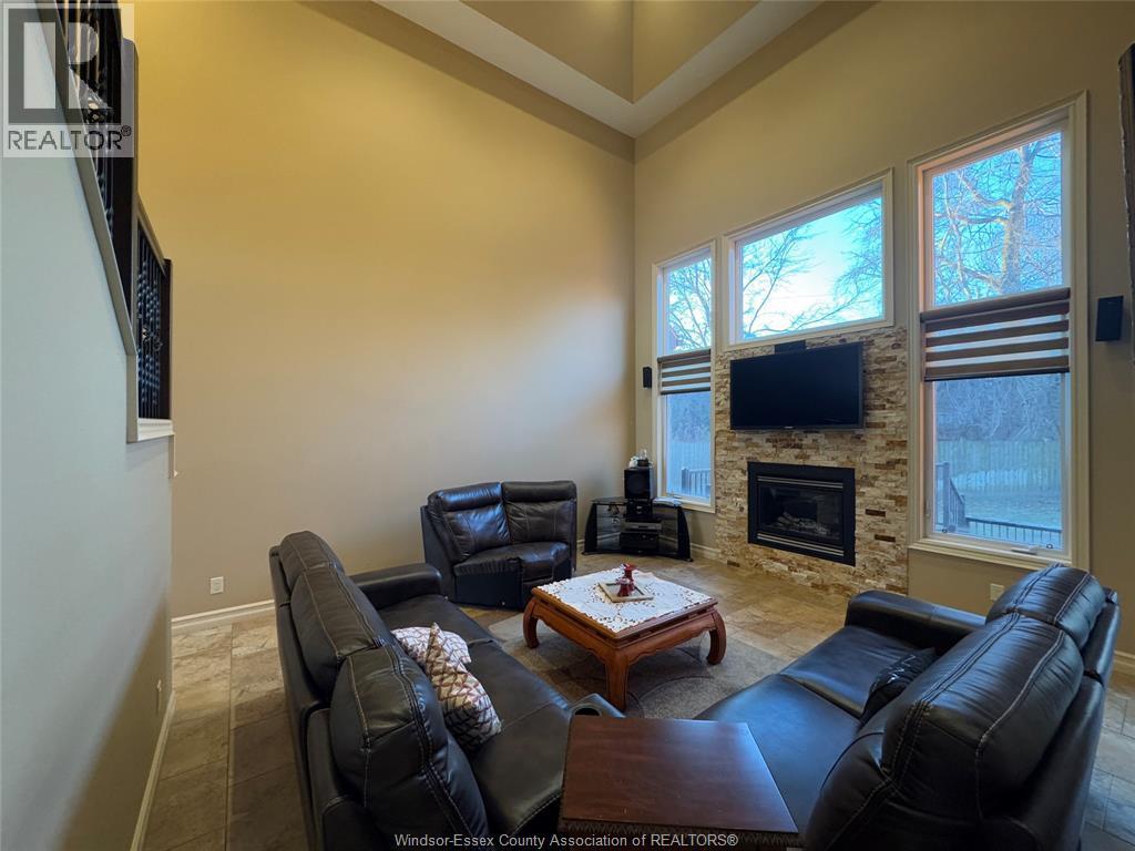 67 Theresa Trail, Leamington, ON - Indoor Photo Showing Living Room With Fireplace